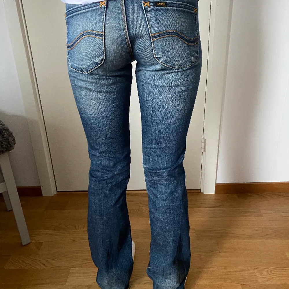 Jeans ifrån lee. Säljer då dom är för stora för mig. Storlek W27 och L33 men lite avklippta. Så passar säkert L32 . Jeans & Byxor.
