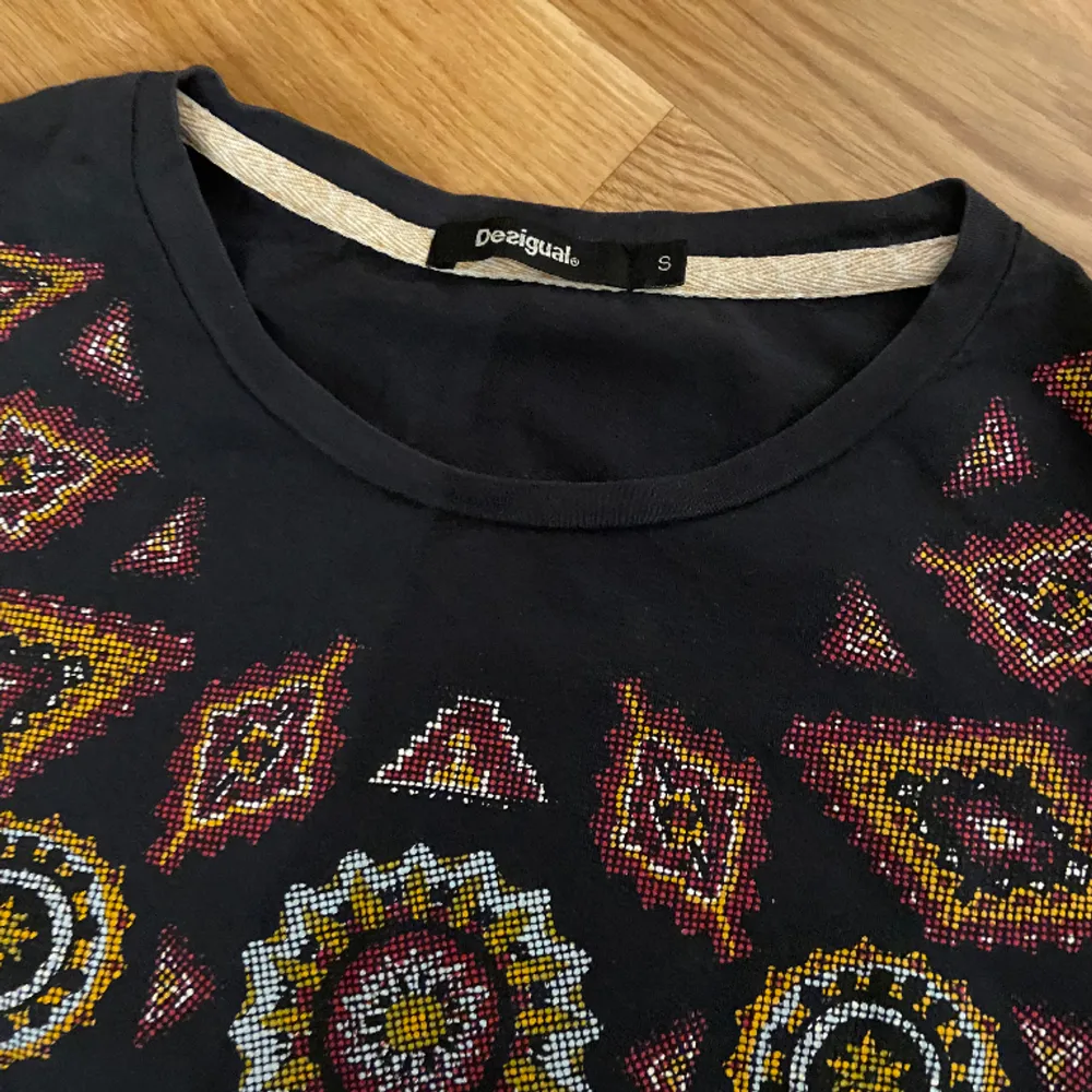 Säljer denna desigual tröja från Berlin då den aldrig har använts. Skicket är jätte fint och pris kan diskuteras❣️ hör av er vid frågor mm💕 Nypris 300-400kr. T-shirts.