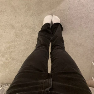Svarta jeans  - Svarta jeans som aldrig är använda 