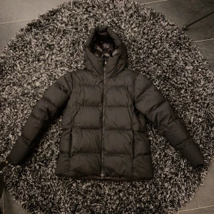 McKinley dunjacka - Svart dunjacka i storlek Medium. Varm och skön och i superfint skick!🤍  Kan fraktas eller mötas.