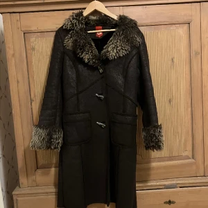 Päls kappa- läder - Jätte snygg svart/brun vintage Pälskappa perfekt till vintern, så fina detaljer på lädern och mjuk inuti - PRIS kan diskuteras vid snabbt köp