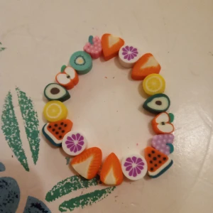 Barnarmband med olika frukter o töjbar tråd . - Barnarmband med olika frukter o töjbar tråd .materialet i lera och Egen design AC.
