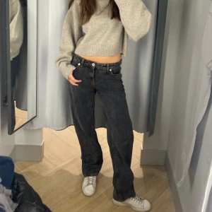 Grå jeans  - Supercoola lågmidjade jeans som aldrig är använda typ! Köpte för ett tag sen men inte riktigt min stil så de har inte kommit till användning!💕💕