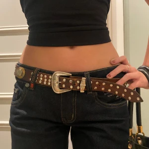 Super coolt bälte! - Säljer detta super coola bälte🌟 Säljer pga att den inte kommer till användning. Man ser att den är använd och vintage, då lädret är lite slitet, men förövrigt är det inga defekter. Hela bältet är 100 cm, första hålet är på 79 cm.  Skriv om ni har frågor! 