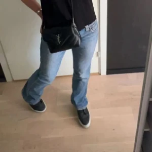 Low waist jeans - Säljer mina superfina low waist jeans från Levis❤️ endast använda några få gånger❤️ har spretat upp dom där nere så de passar 165+🥰 använd gärna köp nu 