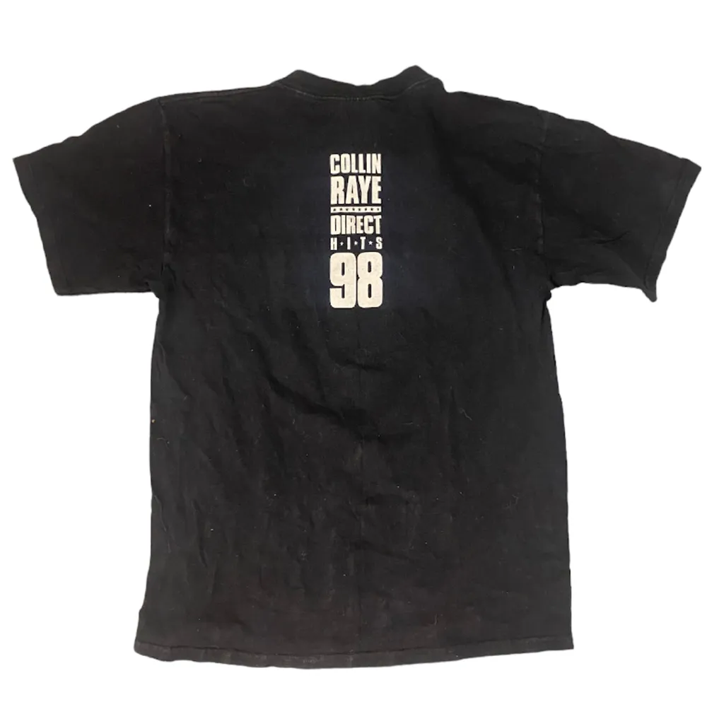 En vintage t-shirt i storlek L. T-shirten är i fint skick med inga skador eller fläckar. Vid fler frågor eller mått tveka inte att kontakta oss!. T-shirts.