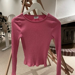 Tröja - Rosa, lite lätt ribbad tröja som funkar lika bra till fest som till vardags säljes nu!! Från Vero Moda om jag inte har helt fel. Använd max 5 gånger!!🤩