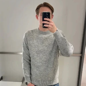 Tröja  - Det är en stickad zara tröja. 