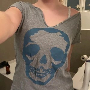  Zadig&voltaire t shirt - Så så snygg t shirt från Zadig&Voltaire!! Skulle säga att den passar som strl s/m. Den har använts men har inga synliga defekter!