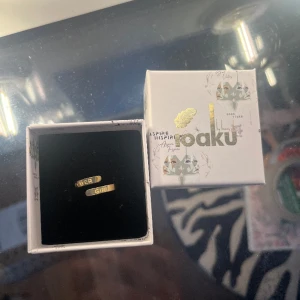 Ioaku ring  - Guldig ioaku ring med texten power girl  Nypris 349