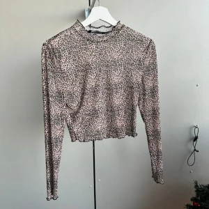 Tröja - M - Tröja i storlek M säljs för 50kr