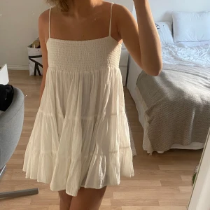 Vit klänning - Säljer denna söta klänningen från zara💕