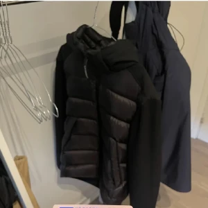 Cp company Google cardigan - Säljer min cp company cardigan då den är för stor för mig. Har haft den sen november och är nästan helt ny i skicket. Köpt online på south sell of sweden. Så digitalt kvitto finns.