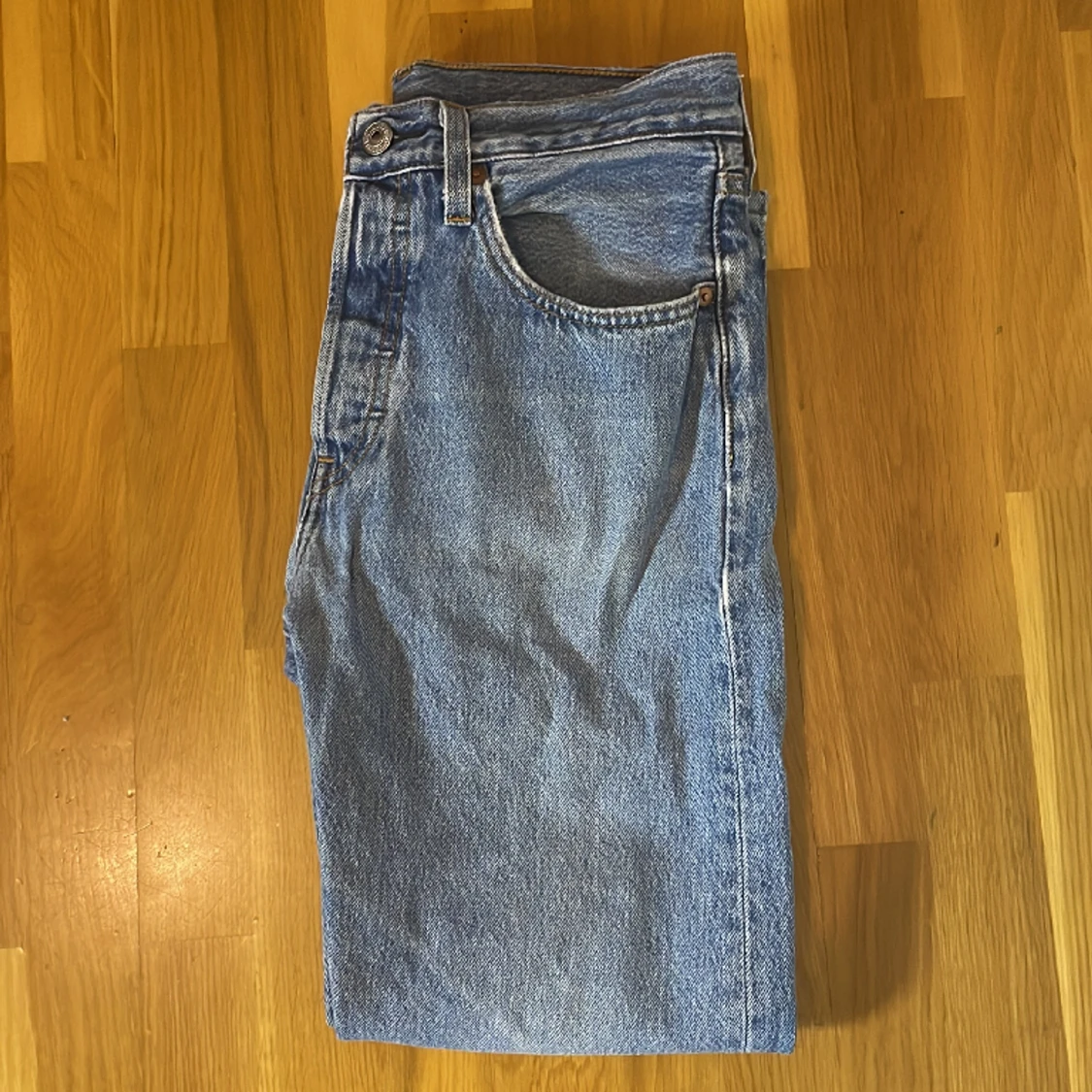 Ljusblå levis 501 jeans - 90