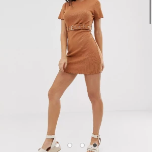 Ribbad klänning - Ribbad miniklänning från Missguided med bälte i midjan. Aldrig använd, prislapp kvar! 