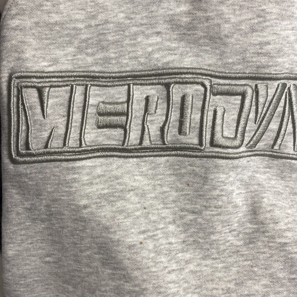Grå oversized weekday sweatshirt med broderat print. Små bruna fläckar på framsidan som knappt syns (bild 3)   . Hoodies.