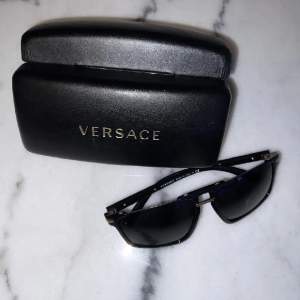 Säljer ett par helt nya Versace Eyewear Rectangular Frame Sunglasses. Ordinarie pris är 3075 kr. Medföljer orginal förvaringslåda. Säljes för 800 kr!