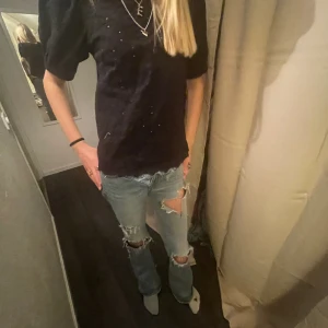 Jätte söt blus  - Så fin, perfekt till sommaren men också våren, nypris 199, använd Max 3 gånger, kan mötas upp i Stockholm 💕