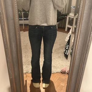 Lågmidjade bootcut jeans  - Säljer mina favvo jeans! Så snygga, stretchiga, lågmidjade och bootcut!!!❤️❤️