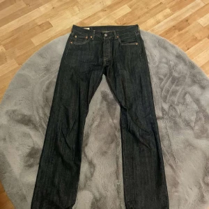 Levis 501 - Hej säljer ett par levis 501 jeans som är sjukt snygga och bra kvalité samt att dom är i en riktigt stilren färg, skick 8.5/10 använda ca 5 gånger, dom är i strlk W30 och L32, skriv gärna om ni har några funderingar