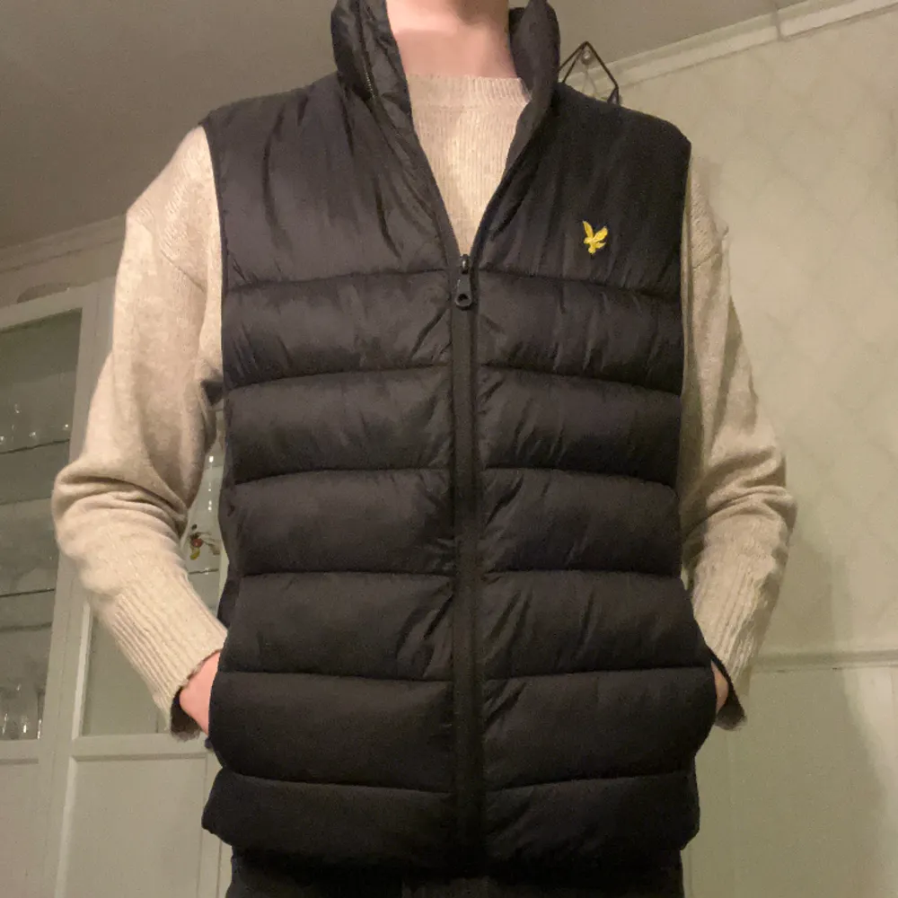 Väst från Lyle & Scott, toppenskick. Storlek S men passar även M, jag står för frakt & priset är diskuterbart👍. Nypris 1100kr✨. Jackor.