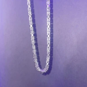 Kedja kejsarlänk - Längd 50 cm Bredd 6 mm Vikt 90 gram 925 silver. Priset är inte hugget i sten Kedjan har gått sönder därav kan jag sänka priset.