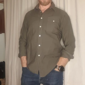 Grön Hope skjorta mkt fint skick - Grön långärmad skjorta modell Air pocket shirt. Skjortan är i mjuk borstad bomull och modellen är boxing/fyrkantig. Storlek 46 man, 36 kvinna