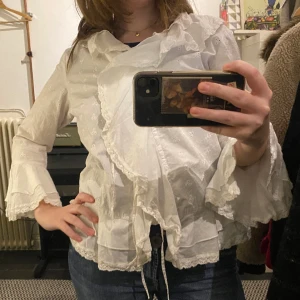 Volang blus - Vit blus med volanger som man knyter med snöre framtill🌼