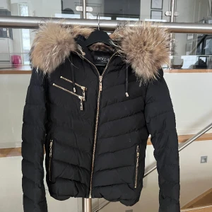 Hollies jacka - Hej! Säljer min otroligt fina Hollies jacka pågrund av att den är för liten för mig! Den är i jätte bra skick och otroligt fin med äkta päls! Skicka PM till mig om du är intresserad eller vill diskutera priset! ❤️ Nypris 3500kr Mitt pris: 500kr