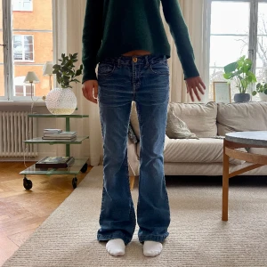 Low waist jeans  - Säljer dessa så snygga lågmidjade jeans❤️❤️❤️modellen på bilden är 169 cm Midjemått : 35 cm Innerbenslängd:74 cm
