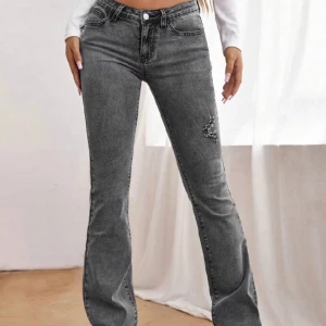 Gråa lågmidjade jeans - Gråa jeans. Super fina! Älskar dom men tyvärr har dom blivit för små. I fint skick och inga hål. Ordinarie pris 270, säljs för 210. Storlek M men passar nog S med. Frakt ingår inte, ingen retur.