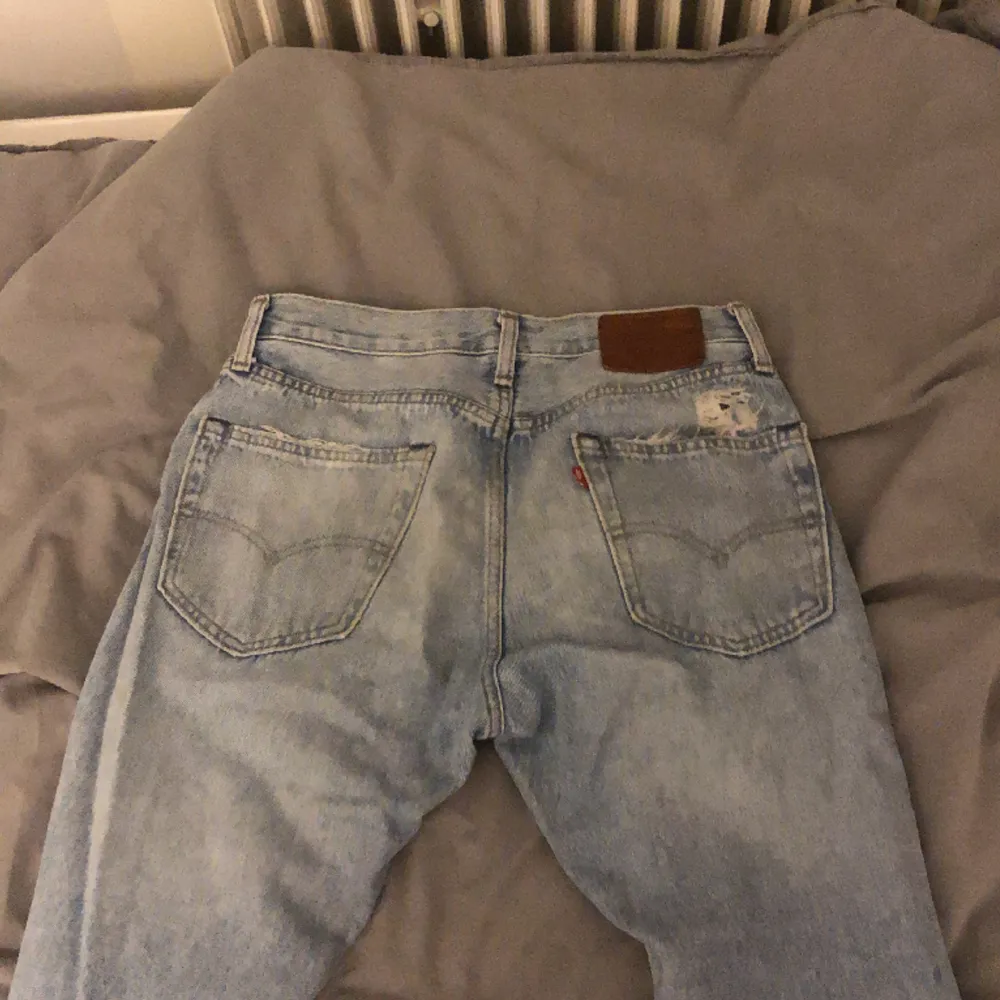 Sköna Levis jeans med snygg tvätt och slitningar. Storlek W28 L32. Jeans & Byxor.