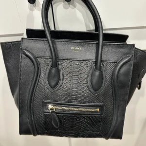 Céline handväska - Detta är en jättefin väska som ej kommer till användning längre och är i bra skick!