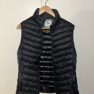 Dam väst - Köpt för ungefär 3 år sedan men knappt använd. Köpt på Intersport.