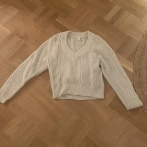 Jättefin vit stickad tröja, använd väldigt få gånger från H&m💕 - bra kvalite, mysig och mycket fin till jeans  