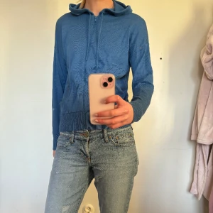 Zip hoodie - Tunn stickad zip hoodie, skriv om du har någon fråga🩷