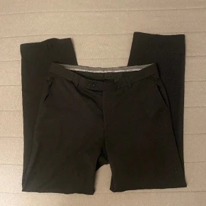 kostymbyxor - Randiga kostymbyxor. Saknas en knapp på ena bakfickan.