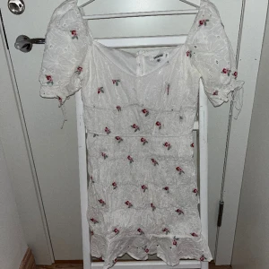 Blommig klänning - Blommig kort klänning, storlek 38 men passar även mindre! Köpt här på plick men var tyvärr för liten så säljer vidare! Aldrig använd av mig och har för mig förra ägaren inte heller hade använt! Den är fint skick. 