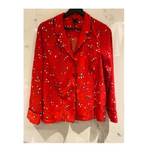 Röd skjorta - Röd skjorta med mönster