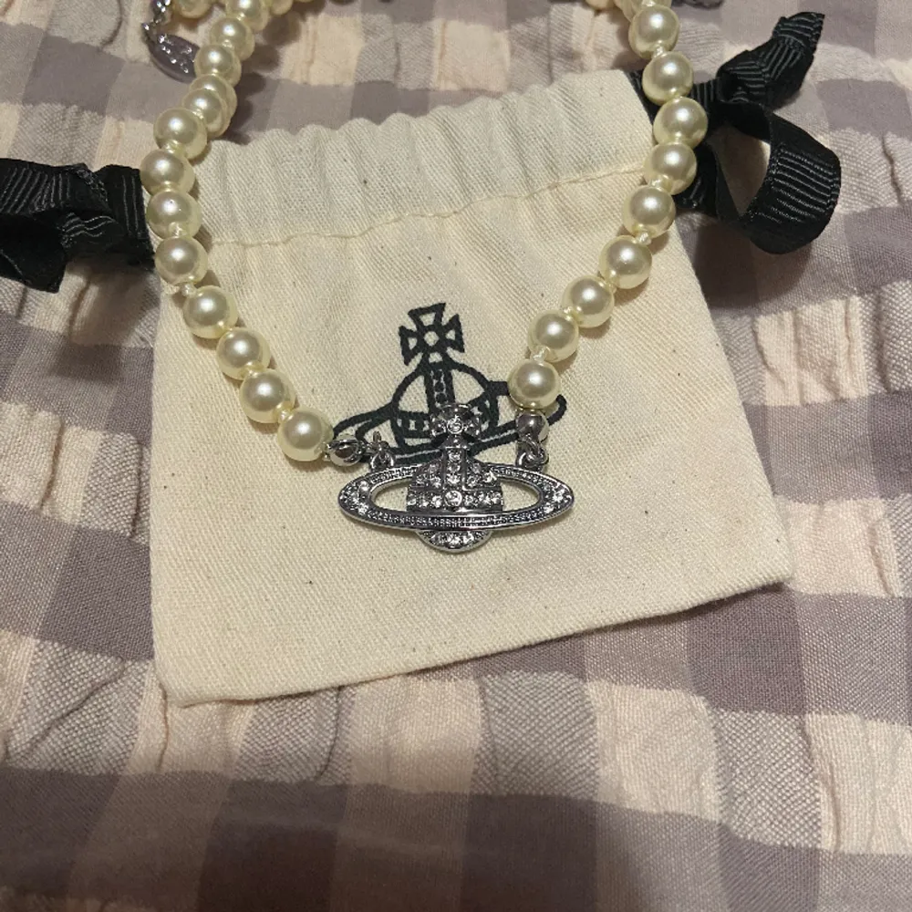 Köpte denna Vivienne Westwood halsband från plick men ångrade mig när den kom och ville ha en annan design istället. Så nu säljer jag denna. Inga fel har bara tagit ut halsbandet för foto. Halsbandet är en kopia tror jag. . Accessoarer.