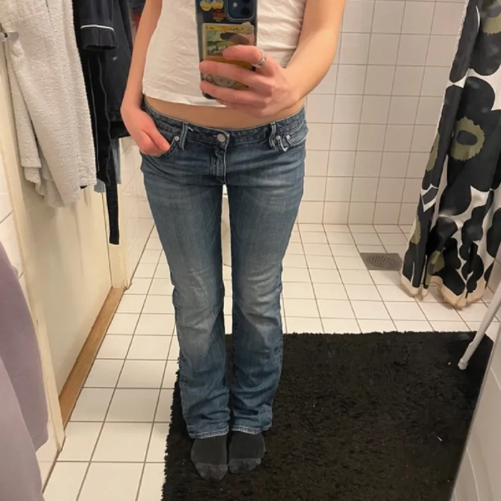 Superfina bootcut jeans som tyvärr inte passar mig längre i storlek 36😇💙. Jeans & Byxor.