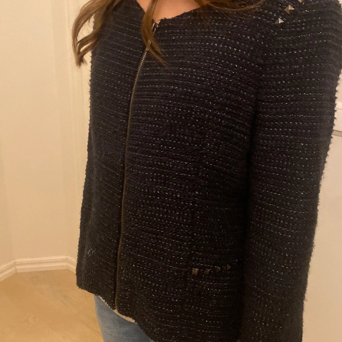 marinblå kofta/jacka med nitar  - 90