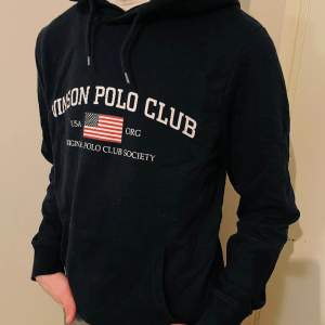 Hjälper min kille sälja denna hoodie ifrån polo club den är i storlek m men är liten i storlek så skulle mer säga att den sitter som en s