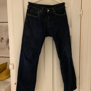 Levis 501 - Säljer dessa mörkblå 501:or då de blivit försmå. De har ej annvänts mycket utan är i nyskick. Storleken är W31 L30.