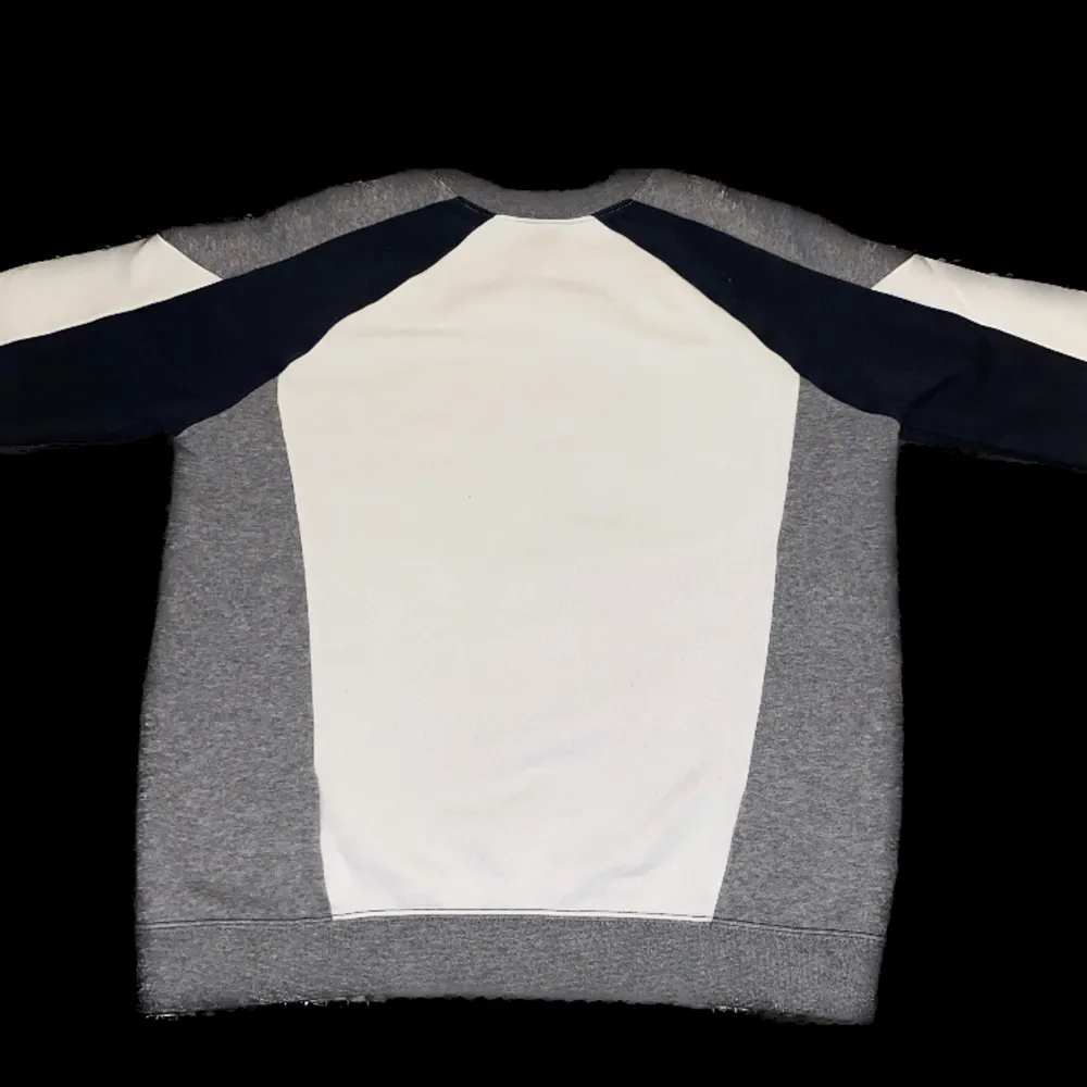 En grå/svart/vit sweatshirt från Nike i väldigt bra skick! Den är köpt Slappy Curb Board Shop i Sundsvall men är bara använd några få gånger🙌🏼🙌🏼. Tröjor & Koftor.