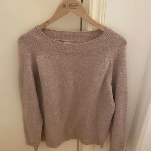 Stickad tröja - Stickad tröja från Vero Moda. Använd några gånger, är fin i skicket förutom att den blivit tvättad någon gång och de gör att tröjan inte känns som ny. 