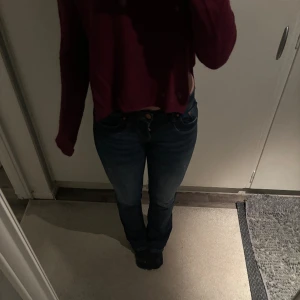 Kashmir tröja - En vinröd cashmere tröja från mauro grifoni. Använd men i gott skick🩷🤍 En kort slits på båda sidor av tröjan.