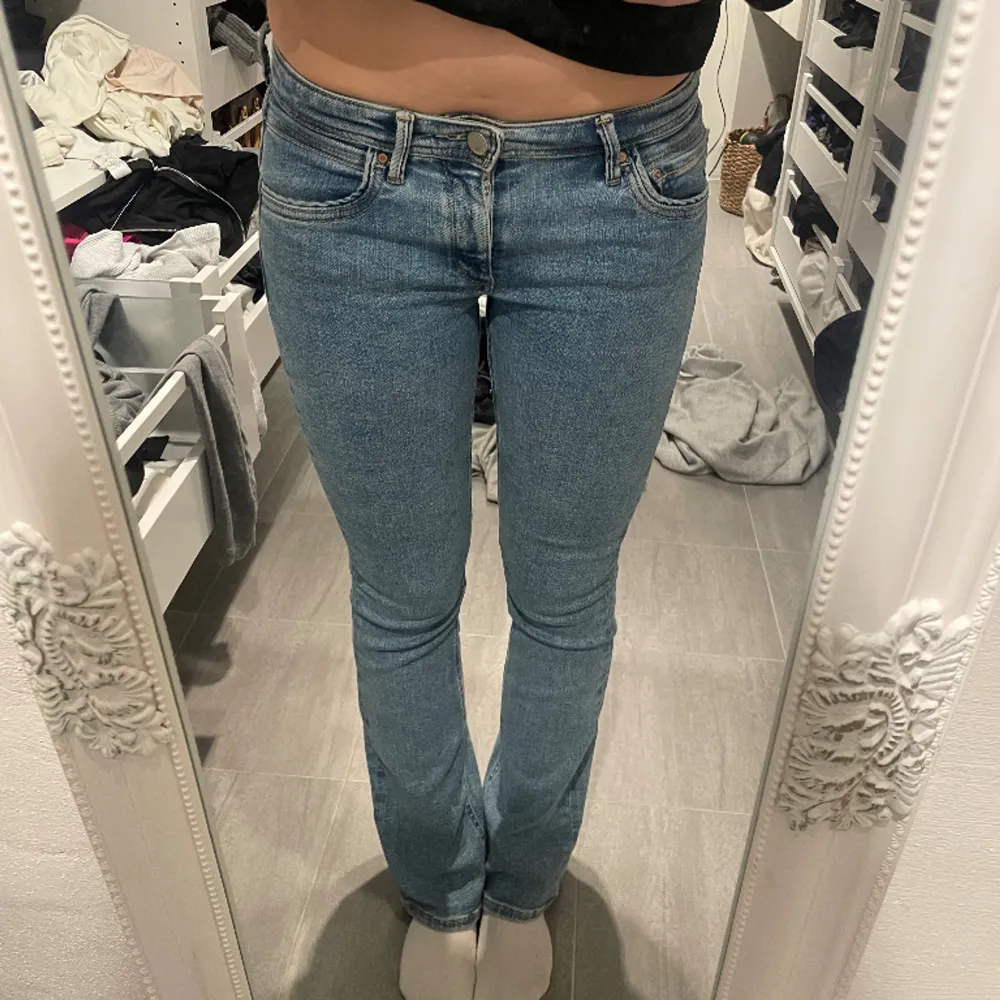 low waist jeans med snygg tvätt. Kontakta mig vid intresse och klicka på köp nu🥰. Jeans & Byxor.