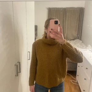 Stickad tröja  - Stickad tröja med polokrage. 