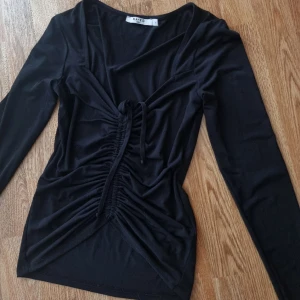 NAKD topp - Knytningen går att justera beroende på hur kort eller lång man vill ha tröjan.   Använd 1 gång.